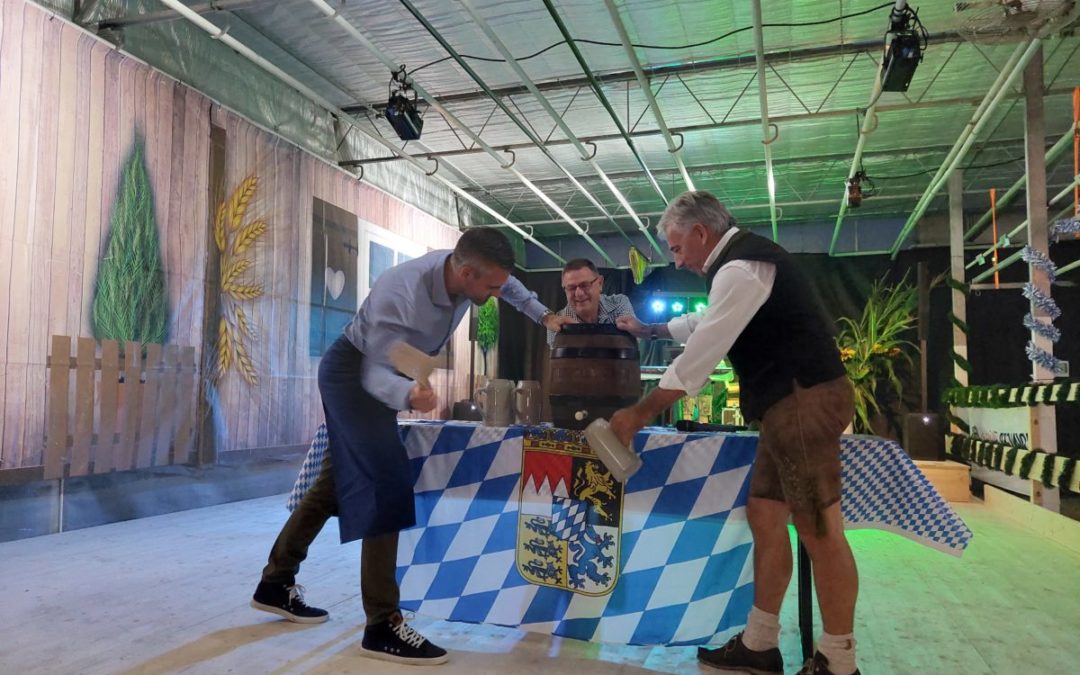 Dirndl und Lederhosen am Oktoberfest in Ried