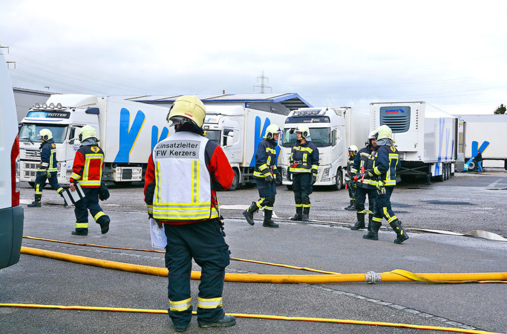 Feuerwehr übt Einsatz in Holzbaufirma