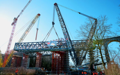 Eine 340-Tonnen-Brücke hebt ab