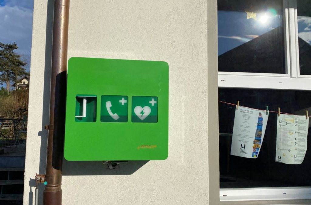 Der Defibrillator hilft, Leben zu retten