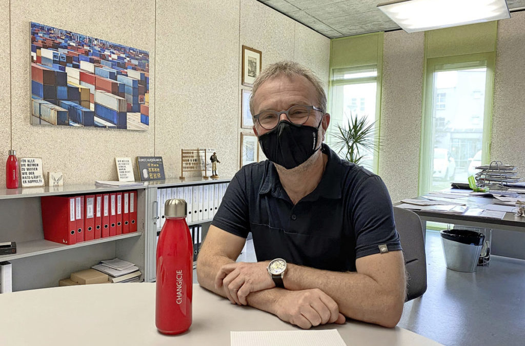 Er kennt seine Kollegen nur mit Maske